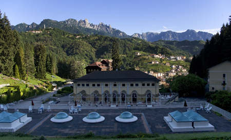 Recoaro / Complesso delle Terme e sullo sfondo le Piccole Dolomiti.