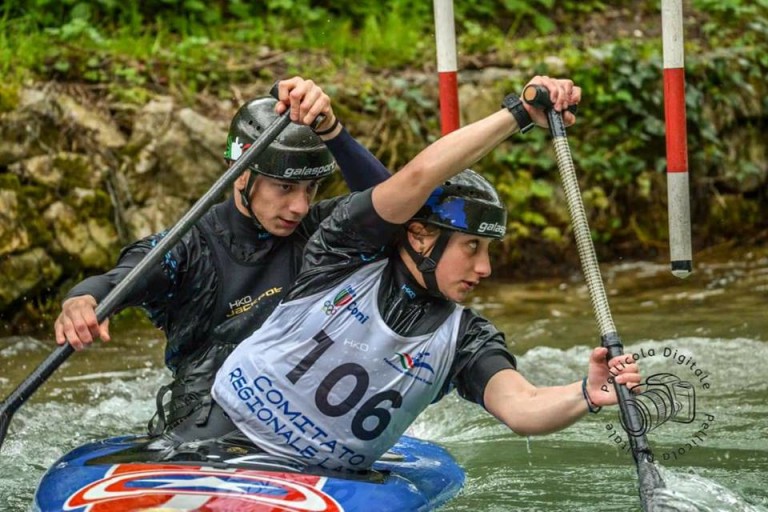 Elena e flavio micozzi con la canoa capitan america